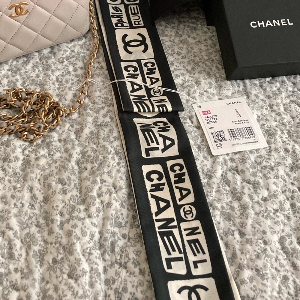 🍒 SOLD 🍒CHANEL Black and Ivory  Silk Bandeau Scarf